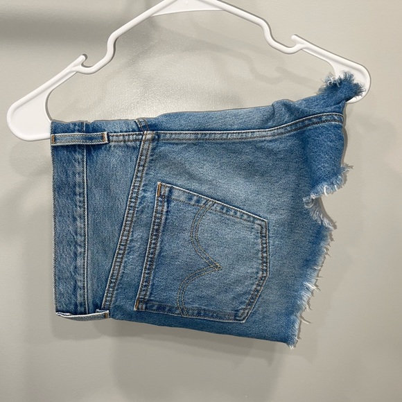 LIKE NEW LEVI’S “501” JEAN SHORTS SIZE 31W (Large) LIGHTMEDIUM WASH - Picture 3 of 5